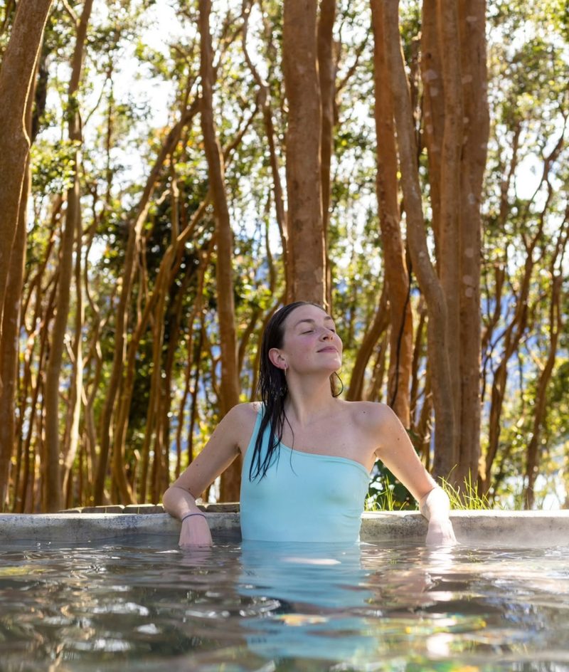 Piscina termal de Termas Cochamó entre arrayanes